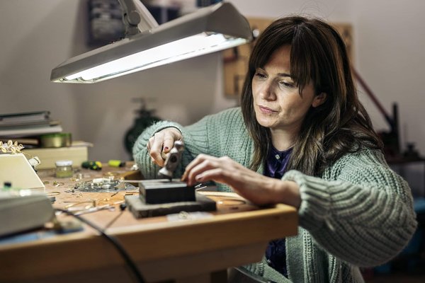 Quelle croisière offre des ateliers de fabrication de bijoux inspirés par l'art maori?